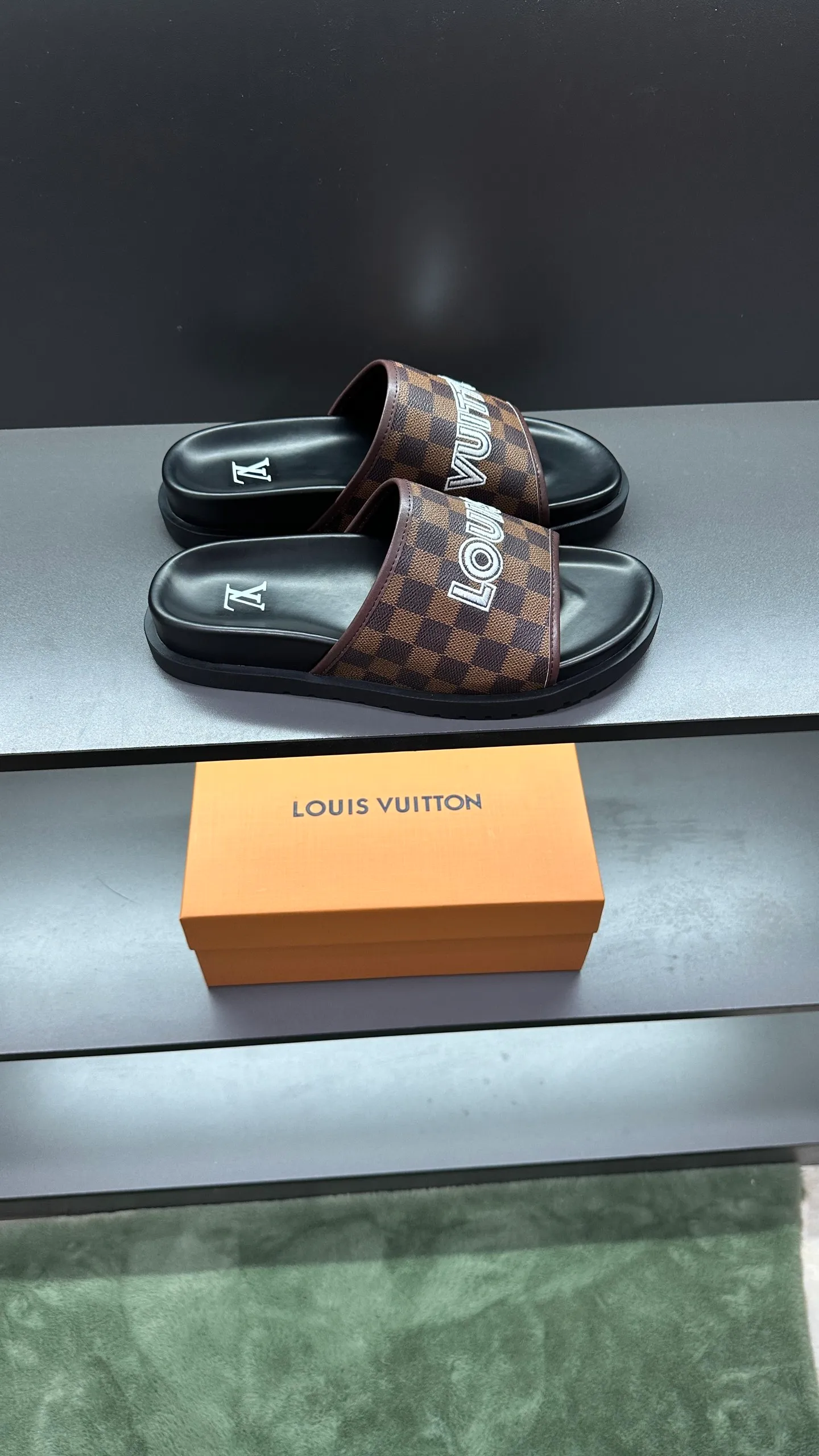 [L Home] P: 300💰Size: 38-45 Top purchasing lv men's summer slippers, classic presbyopia with soft real leather lining, unique color splicing effect, distinctive personality, fashionable and trendy essential style, light and comfortable. Lightweight and tough rubber insole, micro ridged foam outsole, super comfortable!